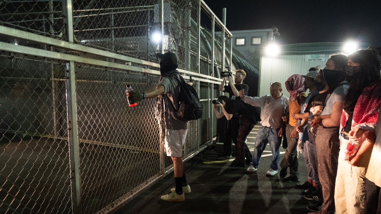Anti-ICE protesters clash with agents outside New Jersey detention center as Gov. Sherrill denied entry: Anti-ICE protesters clashed with authorities outside Newark’s Delaney Hall detention center as critics allege appalling conditions for detainees inside. #AntiICE #Protest #ImmigrantRights #ICE #NewJersey