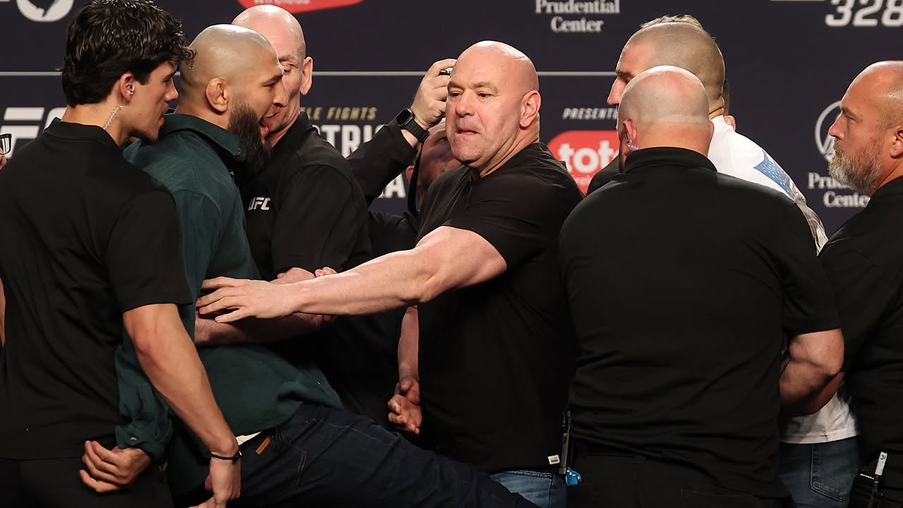 Khamzat Chimaev Kicks Sean Strickland At UFC Presser, Armed Security On Stage: Khamzat Chimaev and Sean Strickland came face-to-face today for the first time -- just days before they'll meet in a locked cage -- and you could cut the tension with a knife! "I am a terrorist for him. I'm gonna take off his head. I'm gonna kill… #UFC #KhamzatChimaev #SeanStrickland #MMA #FightNight 1 2efa309fb931dbb5c587ca1c4c247d20fde2df99