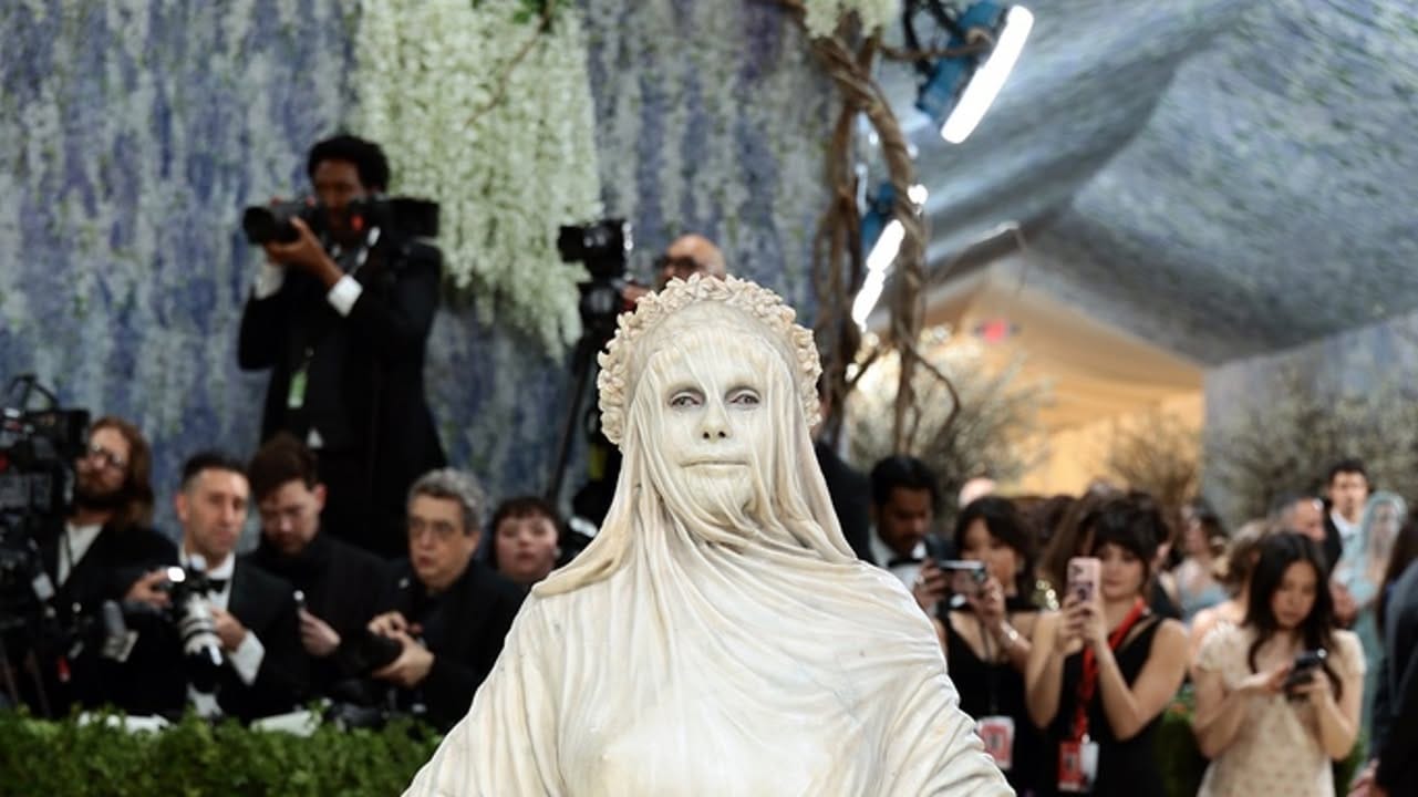 Heidi Klum Channels Mother Mary For 2026 Met Gala: Mother of God ... look at what Heidi Klum is wearing at the 2026 Met Gala. The German supermodel showed up to fashion's biggest night looking like Mother Mary. See for yourself ... Heidi is dressed similar to famous depictions of the Virgin Mary… #MetGala2026 #HeidiKlum #Fashion #MotherMary #Vogue 1 3b2df7638fd9eed33f00e0bf18bde513359bd975