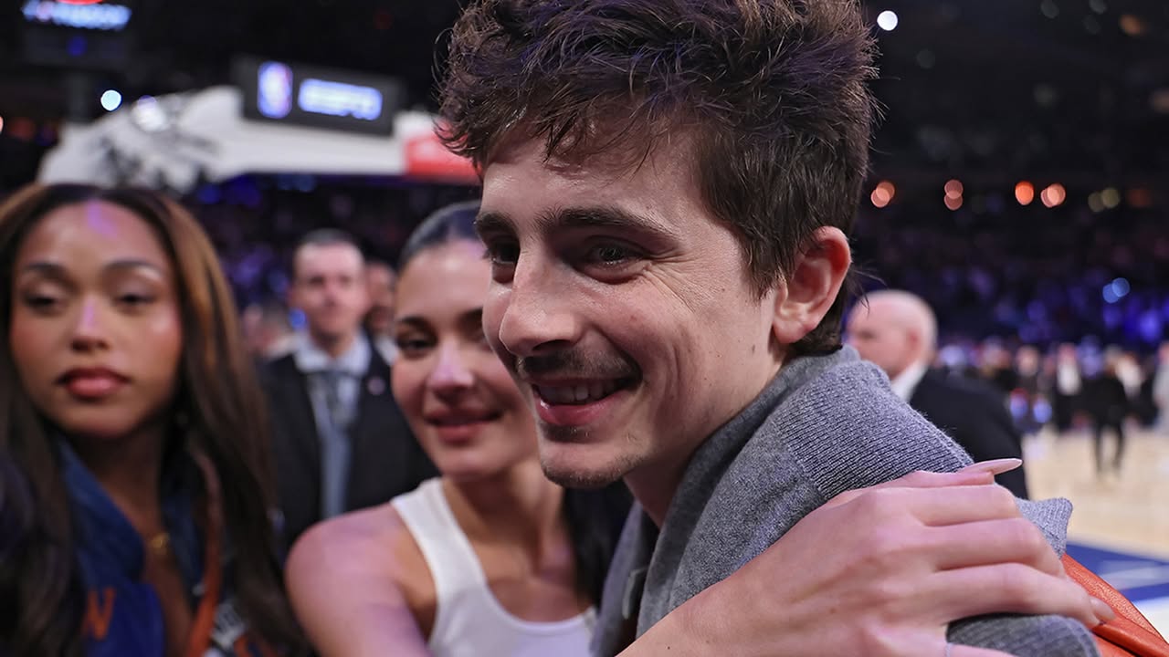 Timothée Chalamet & Kylie Jenner Show Cute Courtside PDA at Knicks Game: You can tell Timothée Chalamet feels like he hit the relationship jackpot with Kylie Jenner ... 'cause the two were putting on a full PDA playbook courtside. Check out these super cute snaps of the pair all wrapped up together at the New York… #TimothéeChalamet #KylieJenner #PDA #Courtside #KnicksGame 1 3f99ea53c55d10aaad3e37bf5f187959650c3e59
