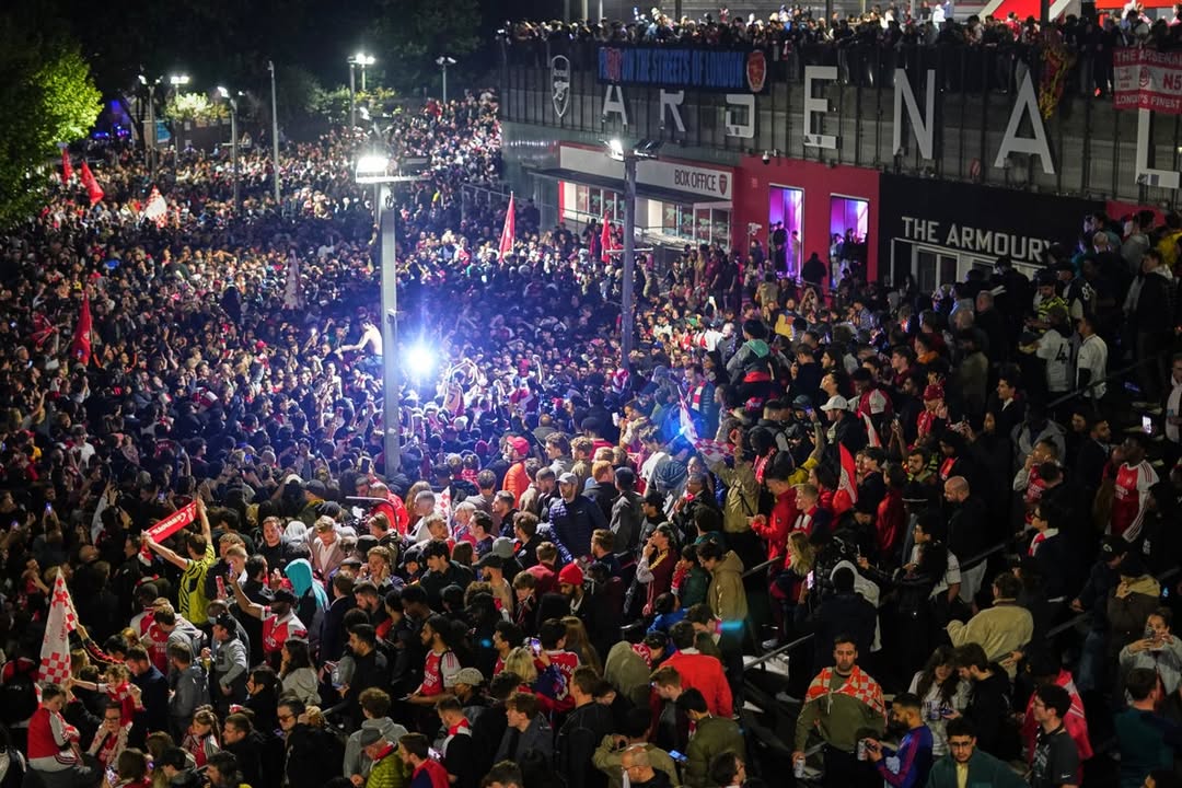 Champions League final features rival songs as Arsenal and PSG fans belt out their anthems: When Arsenal faces Paris Saint-Germain in Saturday’s Champions League final, the rivalry will extend to the singing in the stands #ChampionsLeague #Arsenal #PSG #FootballRivalry #SoccerFans