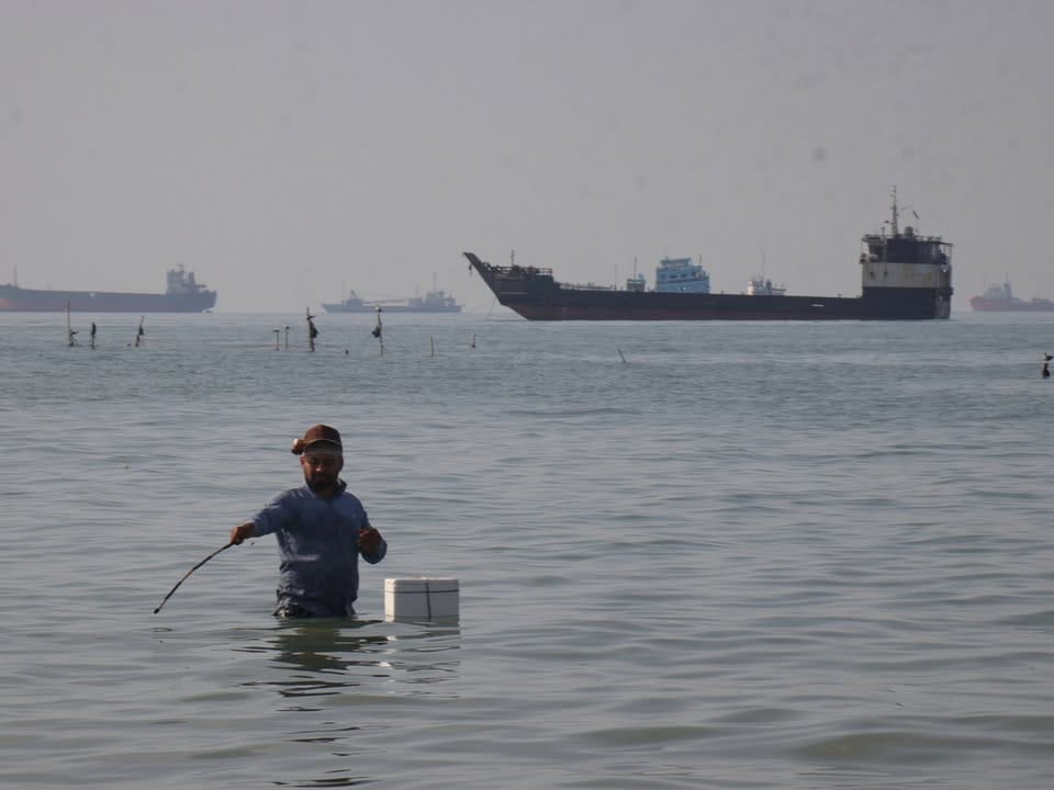 Iran says US military killed five civilians in attacks on passenger boats: Iranian commander says US military attacked two passenger boats, not IRGC vessels, in the Strait of Hormuz on Monday. #Iran #USMilitary #StraitOfHormuz #CivilianCasualties #MilitaryActions 1 606a4cc14454c02c8b0f778d5183b5d4ef5fb267