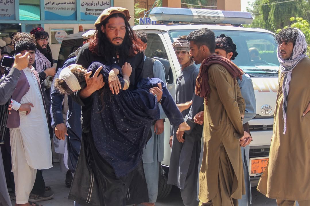 At least 22 refugees returning from Pakistan killed after truck overturns in eastern Afghanistan: Hundreds of thousands of Afghan refugees have returned home since Pakistan intensified a crackdown on undocumented foreigners in 2023 #AfghanRefugees #TruckAccident #Pakistan #Afghanistan #RefugeeCrisis