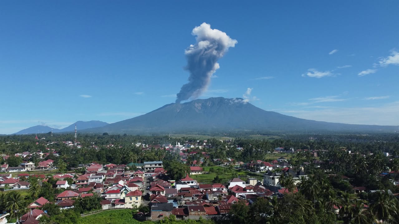 Indonesia’s Mount Merapi volcano erupts, spewing ash into the sky: Videos show Indonesia’s Mount Merapi spewing a column of ash around 2 kilometres high in West Sumatra. #MountMerapi #VolcanoEruption #Indonesia #NaturalDisaster #AshCloud