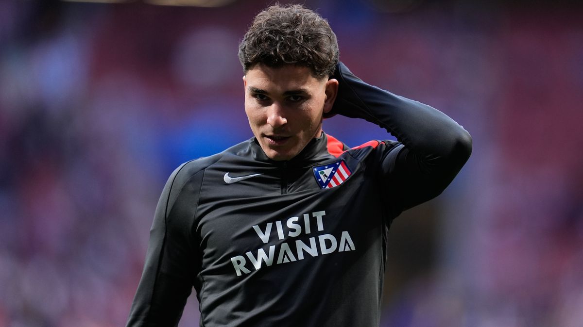 Julian Alvarez ‘wants’ Atletico Madrid exit as Arsenal reportedly make contact: Julian Alvarez has reportedly expressed his wish to leave Atletico Madrid this summer, with Arsenal among the clubs said to be interested in the former Manchester City striker following the rejection of Barcelona’s swap deal. #JulianAlvarez #AtleticoMadrid #Arsenal #TransferNews #FootballTransfers