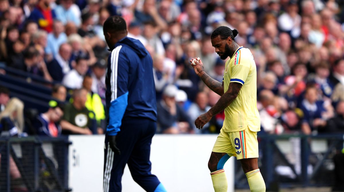 Dick Advocaat slams referee for Curacao red card as he makes bold Scotland World Cup prediction: Advocaat reckons common sense would have seen the ref allow Curacao to make a sub rather than reaching to his top pocket #DickAdvocaat #Referee #Curacao #WorldCup #Football