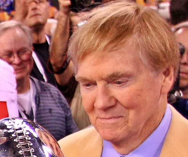 NFL Hall of Famer Raymond Berry Dies at 93: Raymond Berry, a Hall of Fame wide receiver for the Baltimore Colts who later coached the New England Patriots to their first Super Bowl ‌appearance, has died at 93. #NFL #RaymondBerry #HallOfFame #BaltimoreColts #NewEnglandPatriots