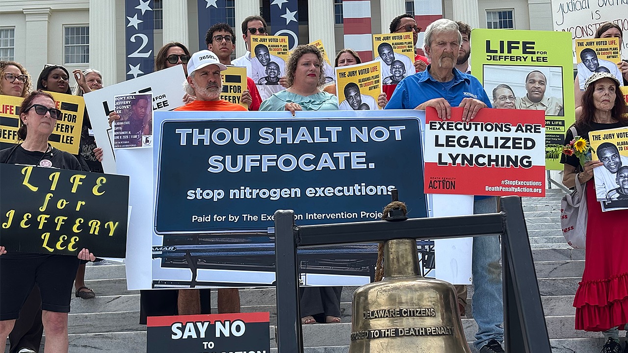 Judge blocks Alabama’s nitrogen gas execution method, rules it is unconstitutionally cruel: A federal judge permanently blocked Alabama from using nitrogen gas for executions, ruling the method violates the ban on cruel and unusual punishment. #Alabama #DeathPenalty #ExecutionMethods #CriminalJustice #HumanRights