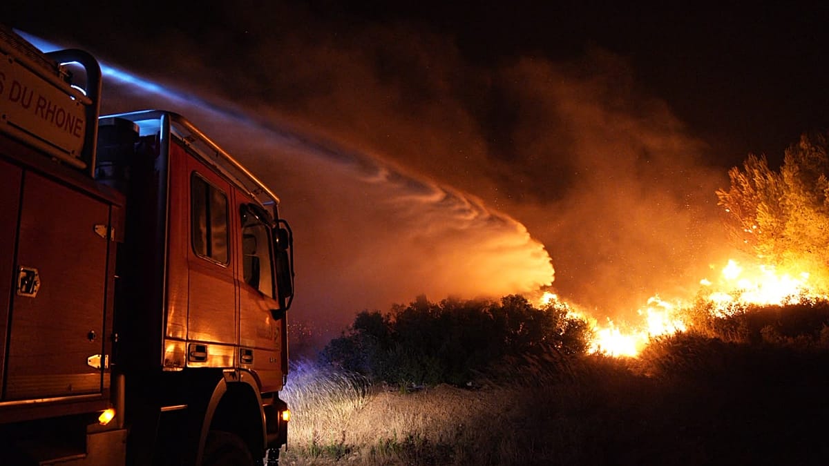Firefighters battle major wildfire in southern France: A major wildfire in France's Aude department burns 900 hectares as aircraft and firefighters battle the blaze and evacuees reach emergency shelters. #Incendie #Pompiers #FeuDeForêt #Urgence #Évacuation 1 0a9dac8106468e04d48ce8189bb7ef5f218eb885