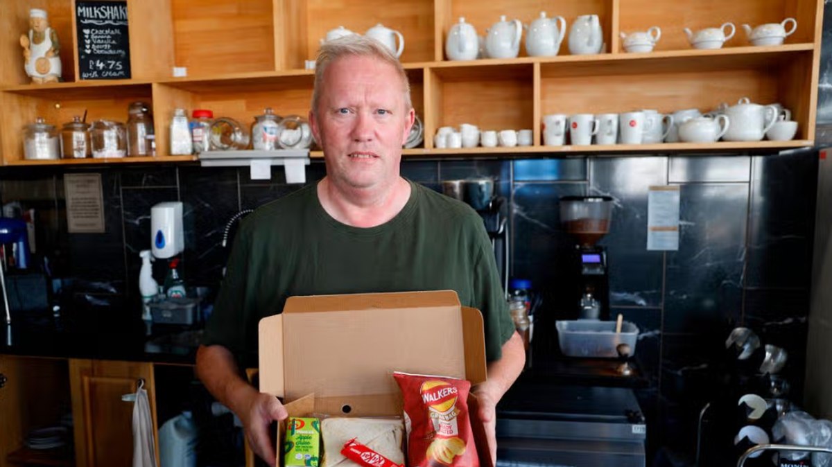Reform council leader vows to report café owner who fed kids for free to police: Barry Ashley, who runs the Grumpy Cook café, has accused the council of turning its back on children in poverty. #ChildPoverty #CommunitySupport #CaféOwner #FoodForKids #ReformCouncil 1 12600318c85ff17d025da52ba1b92366b0293aea