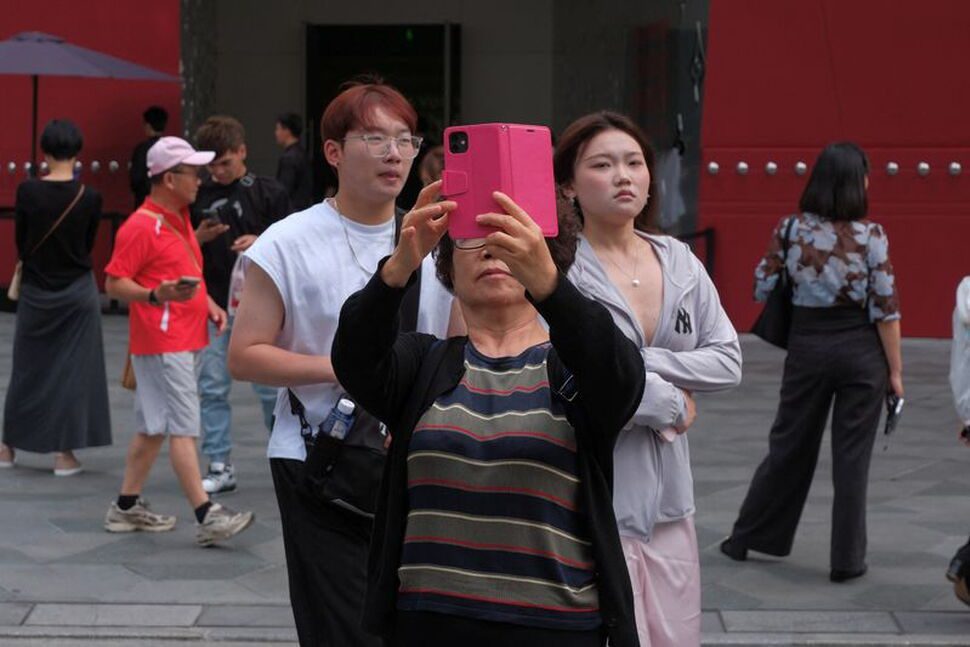 China Smartphone Shipments Fall for Fifth Straight Quarter as Costs Rise - IDC: By Che Pan and Eduardo BaptistaBEIJING, July 14 (Reuters) - China's smartphone shipments fell 4.3% to 66 million units in the second quarter... #Smartphone #ChinaTech #SmartphoneMarket #IDC #TechNews 1 16af0212ea452a54671e7a030a79894c170ee657