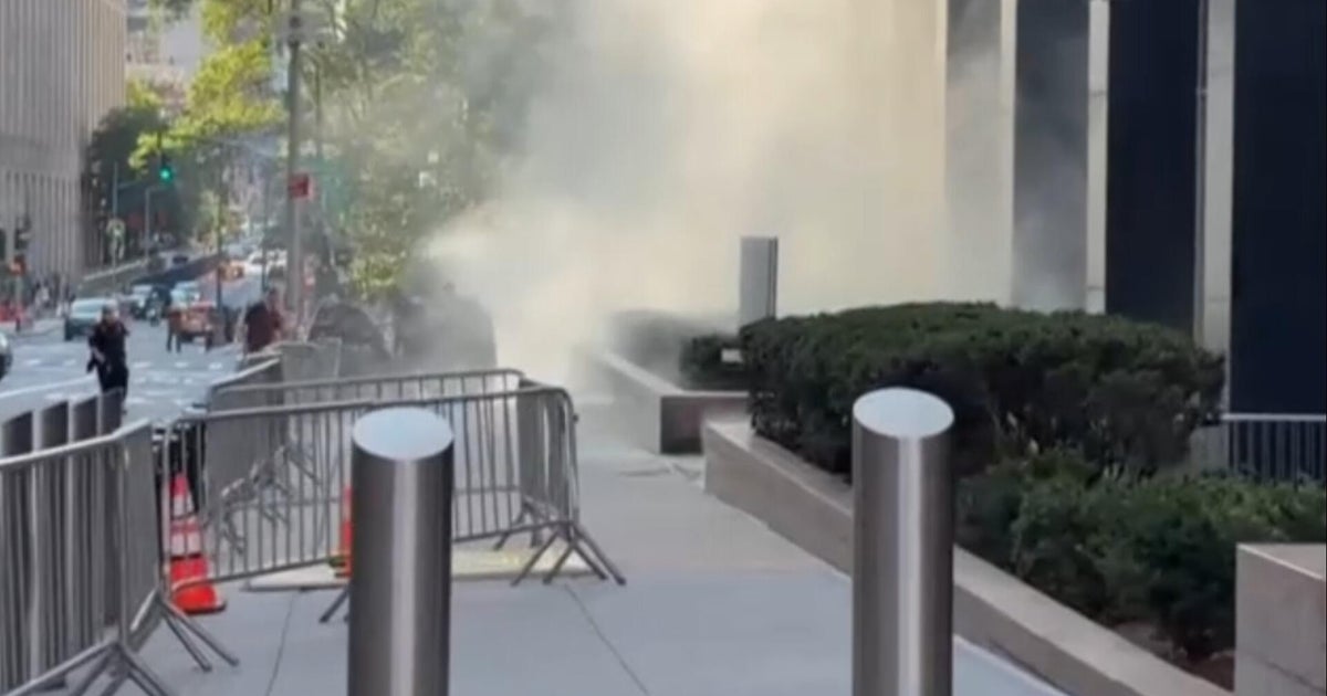 Early details on suspect in explosion outside NYC federal building: A suspect is in custody after an explosion outside an federal building in New York City on Monday morning, police say. Anna Schecter reports. #NYC #Explosion #BreakingNews #FederalBuilding #CrimeNews 1 2a19483d1874d2586367c50bf8e413250e0d5c92