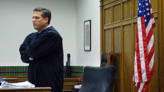 Who is Roger Rogoff? Trump fires new top prosecutor in Seattle less than an hour after he's appointed by judges: Roger Rogoff was unanimously appointed by federal judges as the US attorney for Western Washington on Wednesday. Donald Trump removed him within an hour. #RogerRogoff #Trump #Seattle #USPolitics #JusticeSystem 1 30850356d9950398eea44937d6a7121e497f4cca