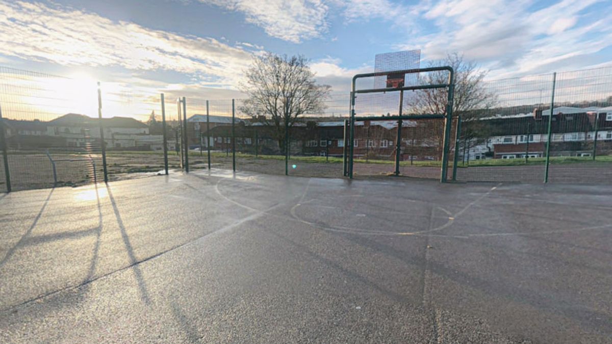Two teens arrested on suspicion of murder after group seen 'carrying large knives': Bedfordshire Police said a 17-year-old boy was rushed to hospital following the incident in Kingsway Recreation Ground, Luton, shortly after 6.30pm on Friday #Murder #KnifeCrime #Luton #BedfordshirePolice #TeenViolence 1 3129597f1b479d32d08b840752b75a2db12469b7