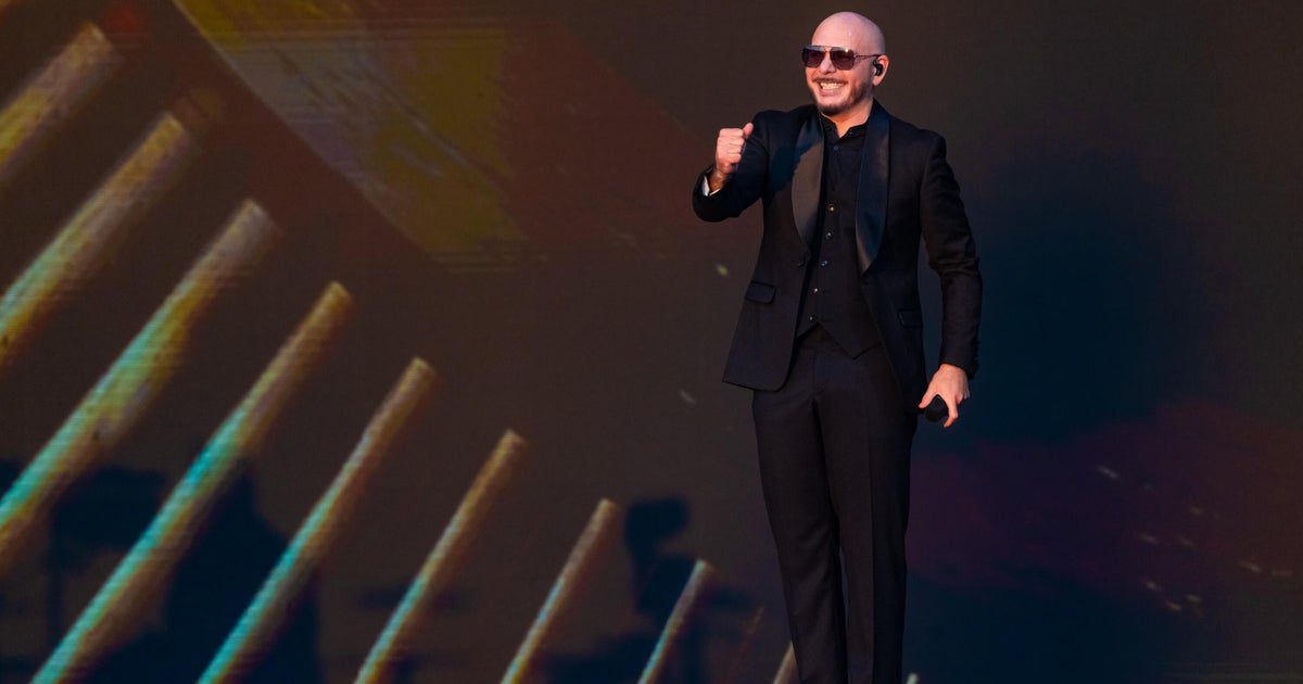 Pitbull sets record for largest gathering of people wearing bald caps: A total of 22,141 fans wore the caps in London's Hyde Park on Friday ahead of his set at the British Summer Time festival. #Pitbull #WorldRecord #BaldCaps #BritishSummerTime #MusicFestival 1 496b295a15c0a35b5b1df3d46ed3019a8be5b2fb