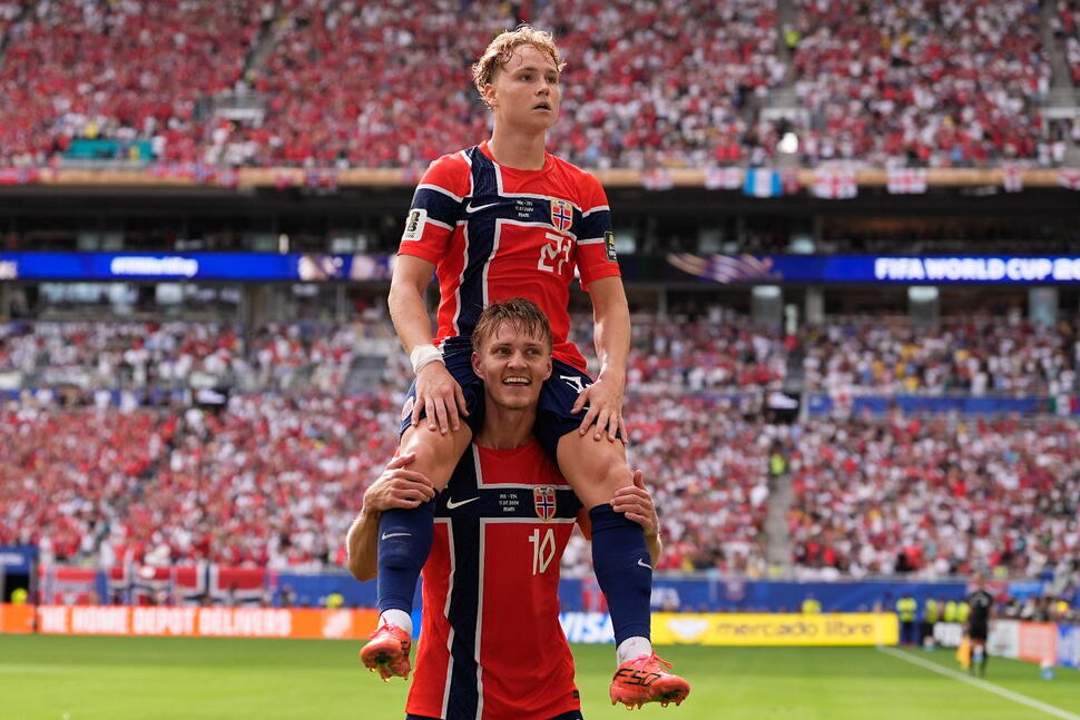 England and Norway Tied 1-1 at Halftime of World Cup Quarterfinal: Andreas Schjelderup scored for Norway in the 36th minute and England’s Jude Bellingham equalized in stoppage time as the teams entered halftime of their World Cup quarterfinal match tied at 1-1 #WorldCup #Football #Soccer #Quarterfinals #EnglandVsNorway 1 536a51f8ca8abc88b515b4d27d033bd8b7ee9cd5