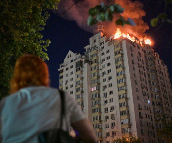 Russian Attack on Ukraine Shakes Kyiv for Hours: Russia launched a large-scale attack on Ukraine's capital with missiles and drones overnight into Thursday with the intense strikes causing loud explosions, shaking Kyiv for hours, killing at least one person, and injuring at least 11 people. #UkraineWar #RussiaUkraineConflict #Kyiv #MilitaryNews #GlobalNews 1 55f4f37fb43ef9d4cf92e0a99822dc50d993be68