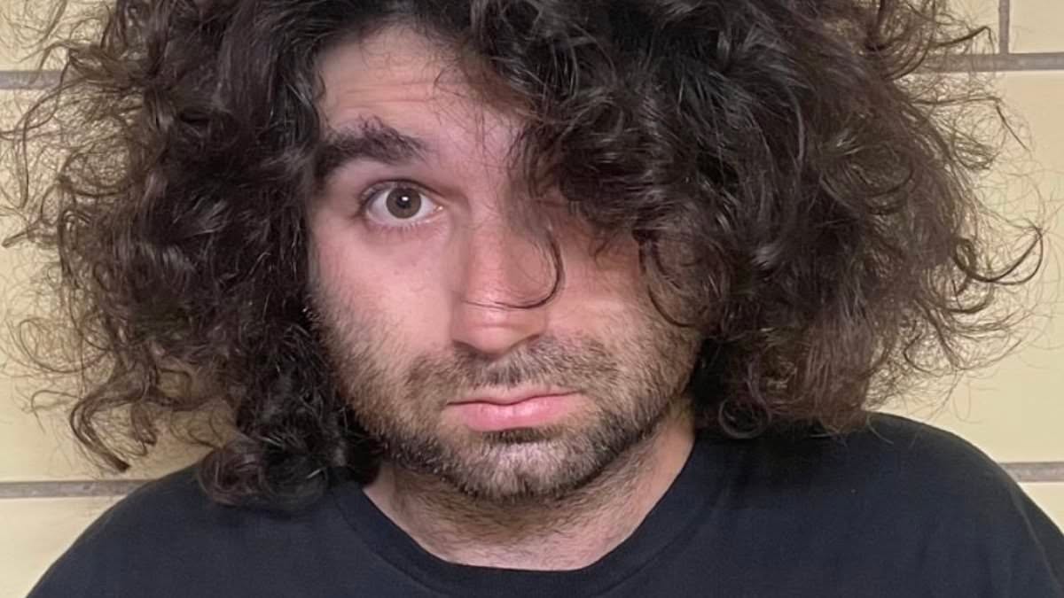 'Dangerous' man arrested for setting school bus on fire in Times Square during chaotic Knicks finals celebration: Jonathan Strahs, 30, of Brooklyn, was taken into custody on Monday morning and charged with one count of federal arson. #Arson #TimesSquare #Knicks #Brooklyn #FederalCrime 1 56037b1421b3b4898fab7619e27a0794cddcee8f 1