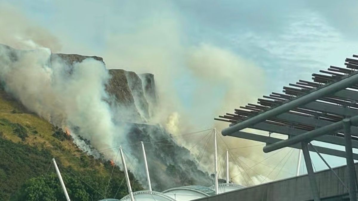 Arthur's Seat fire live: Emergency services battle huge blaze at iconic UK city cite: A picture of the fire taken from the Scottish Parliament shows a large plume of thick smoke billowing from the area #ArthursSeat #FireEmergency #Scotland #Edinburgh #FireSafety 564724c075dd34b0502676280a32bad58d7c2c36