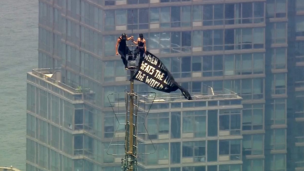 Couple climbs Empire State Building, gets engaged, then arrested: Two climbers scaled the Empire State Building's antenna, displayed a peace banner and appeared to get engaged before being arrested by New York police. #EmpireStateBuilding #Engagement #CoupleGoals #NewYork #Adventure 1 58631cfacae20f99366cce27a65169866cbd2011