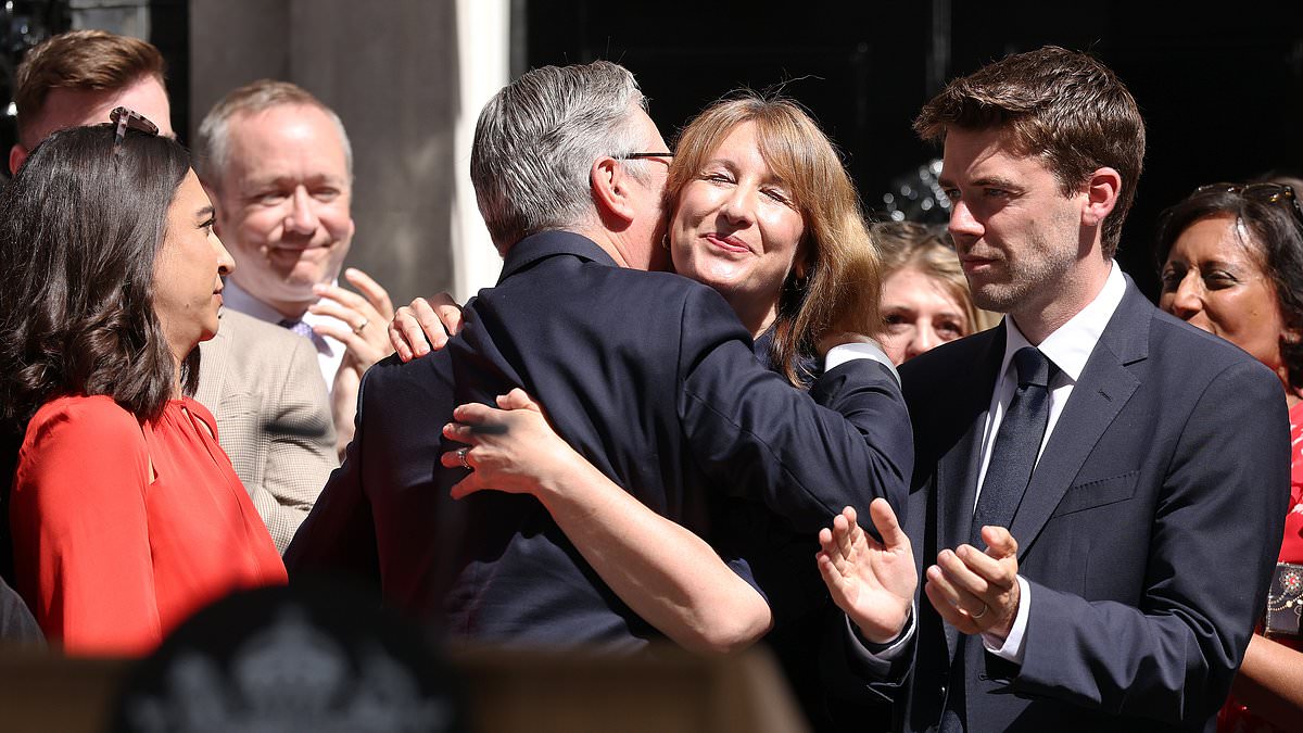 Keir's on the beers! Starmer is seen at the pub with Reeves after leaving No10: He gathered his closest colleagues along with friends and family for some commiseration drinks at a local watering hole in Kentish Town. #KeirStarmer #PubLife #KentishTown #PoliticalResignation #Cheers 1 6642818bf640bd6cb250f48db4cff4d53bde2311