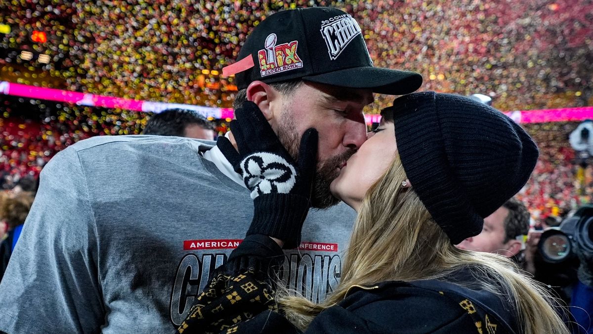 Taylor Swift and Travis Kelce wedding LIVE: First celeb wedding guests snapped ahead of ceremony: The first celebrity guests set to attend the wedding have been snapped ahead of the huge celebration featuring 1000 guests taking place at Madison Square Garden this evening #TaylorSwift #TravisKelce #CelebrityWedding #WeddingBells #MadisonSquareGarden 1 667b2e3f9f896b142904283826b252b7c96772b3