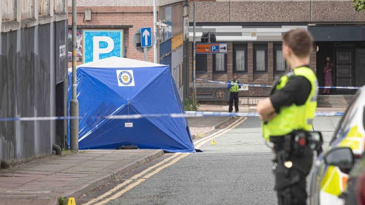 Man in his 20s stabbed to death in Wolverhampton car park as police rush to scene: The victim, who was in his 20s, was found with an injury to his chest in a car park in Clarence Street at around 3am #Wolverhampton #Stabbing #CrimeNews #PoliceReport #MurderInvestigation 1 6d4cbc47af7cd661bf9cfb605feff7be3b10774f