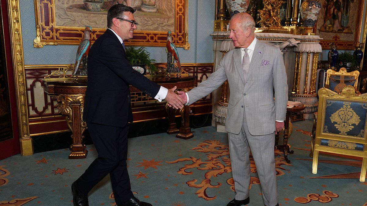 Burnham's Cabinet bloodbath kicks off as 'disappointed' Steve Reed is axed - and swipes that he will be 'loyal' unlike the new PM: The new PM has started reshaping his team after admitting in his first speech to the country that the Labour Government 'needs to be better'. #Burnham #CabinetReshuffle #LabourParty #SteveReed #NewPM 1 6f68f11b1ba87ce50af6c0a52b2287c0e6431d6b