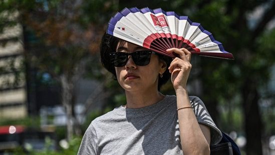 South Korea issues first emergency heatwave warning under new rating system: An emergency alert is issued when areas experiencing a heatwave are forecast to hit perceived temperatures of 38C or an actual temperature of 39C for one day. #Heatwave #SouthKorea #ClimateChange #WeatherAlert #EmergencyWarning 1 6fbe9ffd90d43e4498058ea6ddfc040238ea8e02