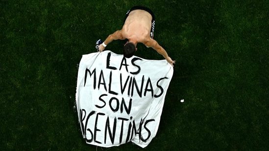 'Illegal journey into our waters': Argentina-UK Falklands Islands dispute escalates after World Cup clash: UK Business Secretary Peter Kyle criticised the display, saying 'politics needs to be separate from football' and urging FIFA to investigate." #FalklandsWar #UKArgentina #WorldCup2023 #FootballPolitics #PeterKyle 1 749b48a8ee6434c35ff01550a96d72ef893658ff 1