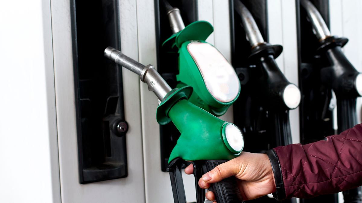 Drivers urged to fill up on petrol before heatwave Met Office says will hit 34C: With another scorching heatwave on the way for parts of the UK next week, experts are warning drivers against a potentially costly mistake #Heatwave #UKWeather #MetOffice #PetrolPrices #DrivingTips 1 7fa5b2dbf9d5ffa520888524750d09b39b403e71