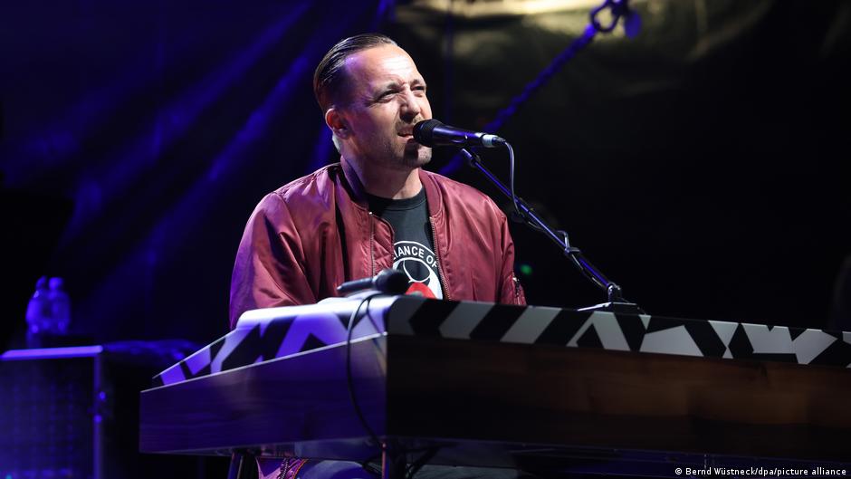'Antifa' song climbs to top of charts after TV show cancellation: German rapper Danger Dan and pianist Igor Levitt had been invited to play a song for the 100th episode of a political satire show on public TV. The performance was cancelled at the last minute due to its message. #Antifa #DangerDan #Politik #Satire #Musik 1 84fe8be2fb1e10b628f243bf308d9936d73389ed