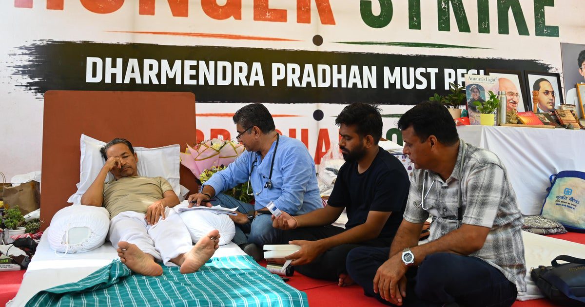 India activist urged to end hunger strike as he risks organ failure: Well-known activist Sonam Wangchuk hasn't eaten in nearly 3 weeks, endangering his health as he demands changes to India's exam system. #SonamWangchuk #HungerStrike #EducationReform #IndiaProtests #Activism 1 868e6fc69ca0705f20e711792afcb85b3169a3b3