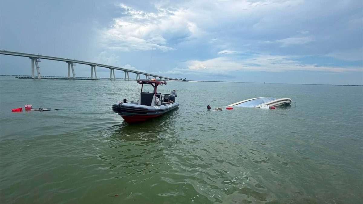 US Coast Guard saves 8, including infant and child, after vessel capsizes off Fort Myers Beach: Video shows a Coast Guard rescue of eight people, including an infant, after a boat capsized near the Sanibel Causeway in southwest Florida. #CoastGuard #RescueOperation #FortMyersBeach #BoatCapsize #InfantSafety 1 91c14aebd1177ca717e6456b157cee2f851612e1