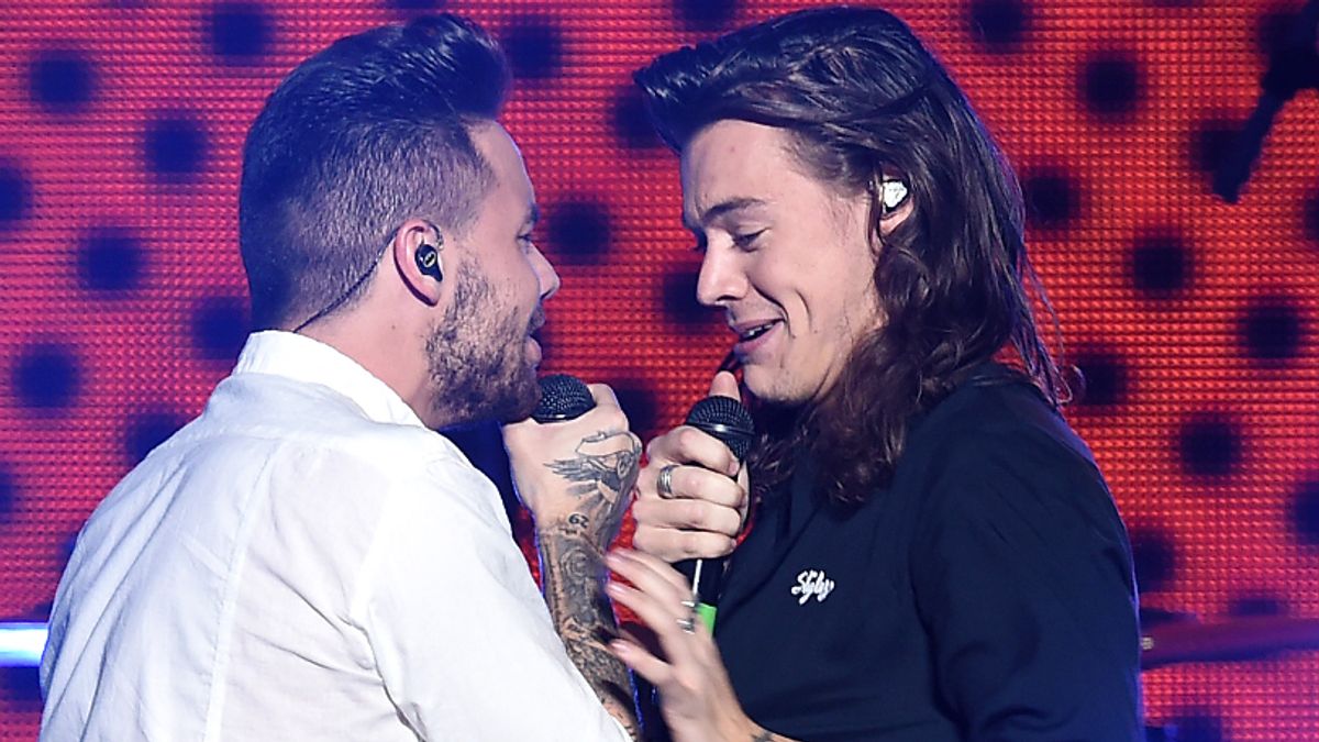 Harry Styles' tribute to Liam Payne at Wembley in front of late star's parents: Harry Styles ended his 12-night Wembley Stadium residency in style last night when he paid tribute to One Direction as Liam Payne's parents watched on from the crowd #HarryStyles #LiamPayne #OneDirection #WembleyStadium #Tribute 1 98900b5cbf176d7701b6a333b011f4937e6832b7