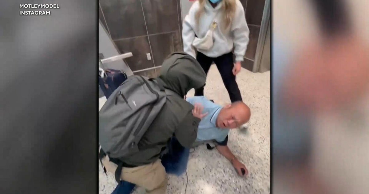 Video shows plainclothes ICE officers attempt to detain man at Las Vegas airport: ICE agents in plain clothes at Harry Reid Airport in Las Vegas tried to detain a man they claim overstayed his visa. Other travelers intervened and the ICE agents ended up walking away, leaving the man handcuffed on one wrist. He was taken into custody the next day when his flight landed in L.A. Nicole Sganga reports. #ICE #Immigration #LasVegas #AirportDetention #HumanRights 1 9e7f468cbd140058e03cae7c38e655d7b190ec94