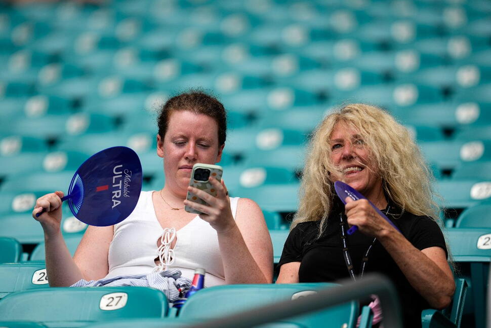 Heat and Humidity Make World Cup Quarterfinal Challenge for Norway, England Even Tougher: Carla Gregory is battling the heat while watching the World Cup quarterfinal between England and Norway in Miami Gardens #WorldCup #Quarterfinals #Norway #England #Heat 1 a28247e735365263ea862b051673a0911057f33a