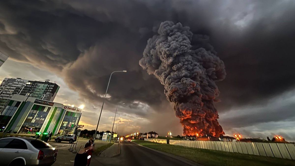 Ukraine unleashes apocalyptic strikes on 'Russia's Amazon' with £1bn of damages: Ukraine has launched further strikes on warehouses belonging to Russia's biggest online retailer Wildberries, leaving several injured and causing damages likely to cost more than £1 billion #Ukraine #Russia #Wildberries #UkraineStrikes #MilitaryAction 1 a386dd8a6c8937926fed73d80ab6b745427aa88f