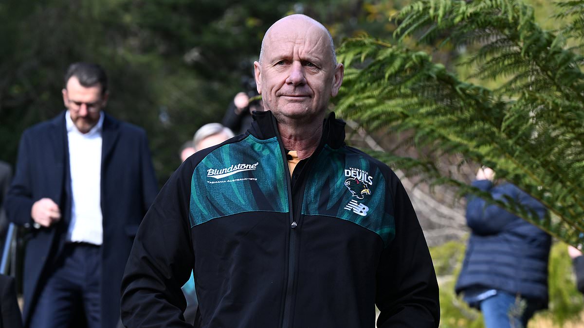 Uncomfortable twist in one of Australia's most bitter sporting feuds as Tassie coach Ken Hinkley could end up with his arch-enemy Jack Ginnivan: There could be some uncomfortable conversations to be had in the Tasmania sheds when they enter the league in 2028. #AFL #AustralianSports #SportingFeuds #Tasmania #KenHinkley 1 a9b9d90263767360173956c7e38767ad35cb0817