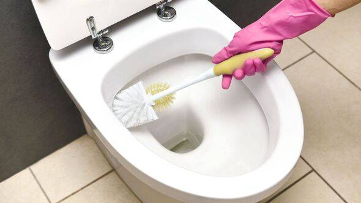 Stop using vinegar to remove limescale from toilets when alternative works in 15 minutes: If you're struggling to remove limescale from your toilet, there's a natural solution that may help you get rid of those brown stains in as little as 15 minutes #LimescaleRemoval #NaturalCleaning #ToiletTips #HomeHacks #CleaningSolutions 1 babffeeaa141cb67dc6015e495607d8b5dbec902