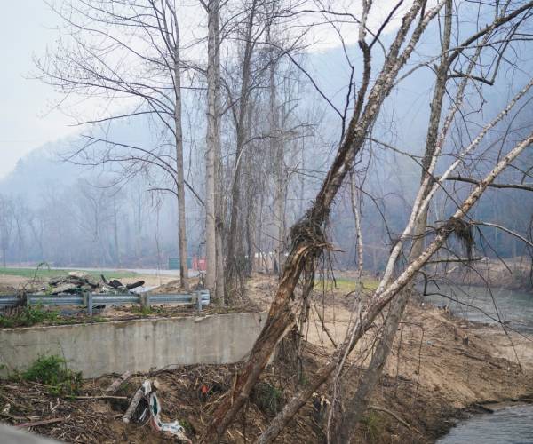 Federal Firefighter Ranks Shrink as Western Fires Explode: Federal wildland firefighters battling a wave of destructive blazes across the West describe burnout, shrinking crews, and thinning veteran ranks as the Trump administration reshapes the government's fire response mid-season, according to interviews published Saturday by... #Wildfire #Firefighters #WesternFires #Burnout #ClimateChange 1 bcd061994659596922da1913703479d1e6ec848c