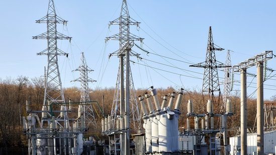From US to Europe, why heat waves are heightening the risk of blackouts: Power grids worldwide are struggling under intense heat waves and other extreme weather events — and in the US, outages are already happening. #HeatWave #Blackouts #PowerGrid #ClimateChange #ExtremeWeather 1 c100ba41e122cf653e0c8e67acc82749fac06ddc