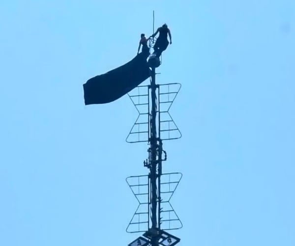 Couple Charged With Felonies for Empire State Building Climb-Turned-Proposal: A skyscraper-scaling daredevil told police that he and his girlfriend climbed the Empire State Building's antenna and unfurled a banner about love and peace because he wanted to "do something special" for their engagement, prosecutors said... #EmpireStateBuilding #EngagementProposal #LoveStory #Daredevil #SkyscraperClimb 1 c734513d47c36e1befe26526c7c8db59587ef683