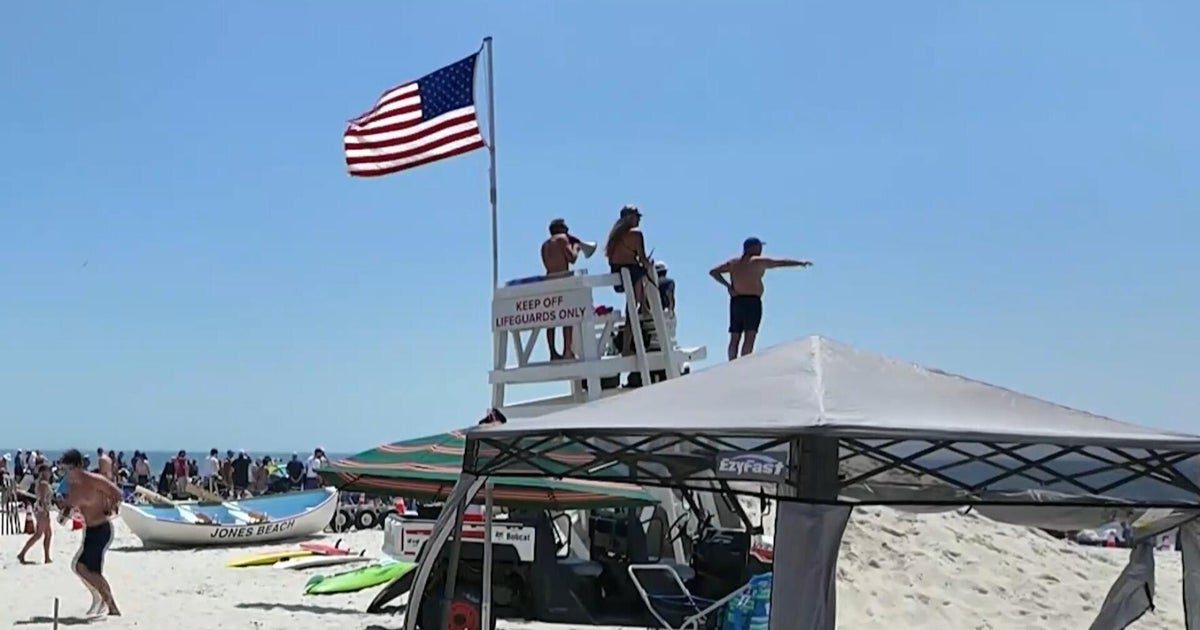 Scorching heat disrupts some Fourth of July celebrations: Washington, D.C., and Philadelphia have called off some celebratory events amid searing heat. Intense storms in the Midwest and a shark sighting in New York also disrupted holiday activities. Lana Zak reports. #FourthOfJuly #Heatwave #WeatherAlert #IndependenceDay #USA 1 c756e63c0fca1cd715932f6ebdc7ba514cf7d2a0