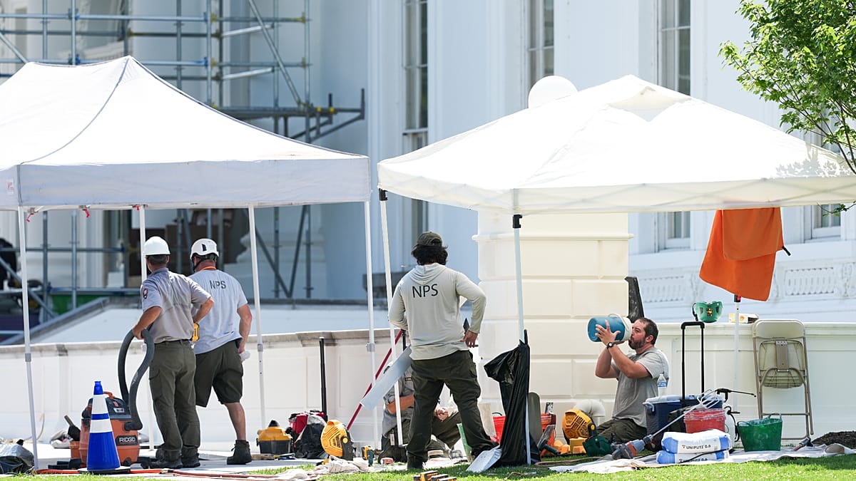 A 'prolonged' and 'dangerous' heatwave is set to intensify across the US: The director-general of the WHO said the organisation has partnered with FIFA to help protect players, staff and fans at the 2026 World Cup from the scorching temperatures. #Heatwave #ClimateChange #FIFA2026 #WorldCup #PublicHealth 1 c774a104dd3aa7dcdac63579efd1240545f96fc3