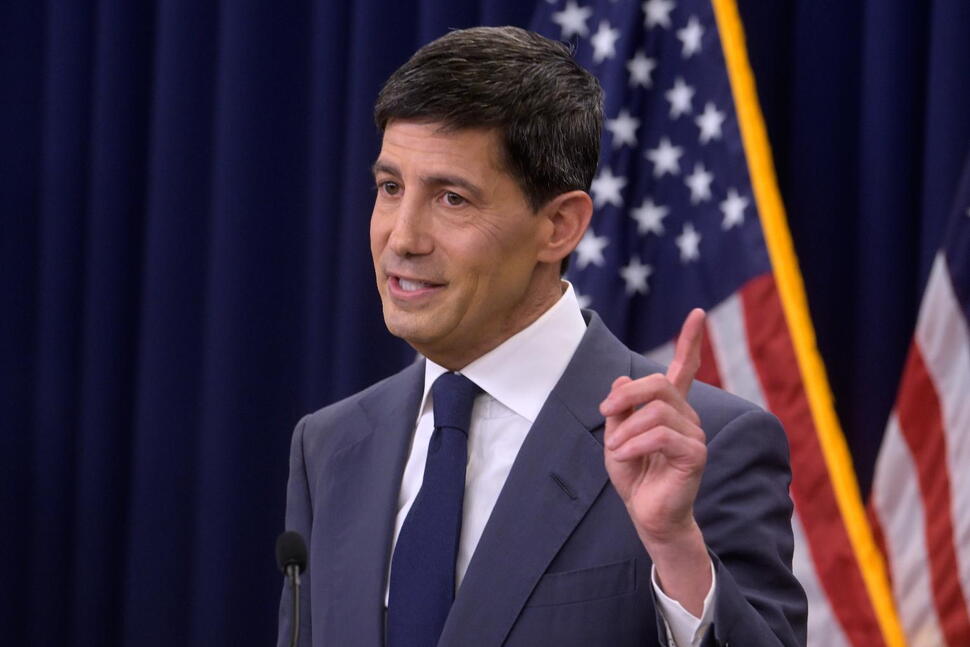 New Federal Reserve Chair Warsh Emphasizes Political Independence, Signals Focus on Inflation: New Federal Reserve Chair Kevin Warsh said Wednesday that the central bank would remain independent and seek to bring down inflation, likely foreclosing the rate cuts President Trump has sought #FederalReserve #KevinWarsh #inflation #EconomicIndependence #InterestRates 1 cfa76b29396f91db27212a70de47f4c45c01e9d9