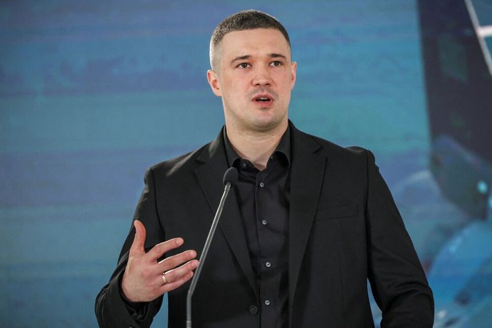 Ukraine Reshuffle Puts Defence Minister in Focus as War Grinds On: By Dan PeleschukKYIV, July 15 (Reuters) - As President Volodymyr Zelenskiy prepares to reshuffle his cabinet, the focus will be on Defence... #Ukraine #DefenceMinister #Zelenskiy #WarInUkraine #PoliticalReshuffle 1 cfb2d5d9af3d2f4e7dbb1d53cb26d5b24f5e5146