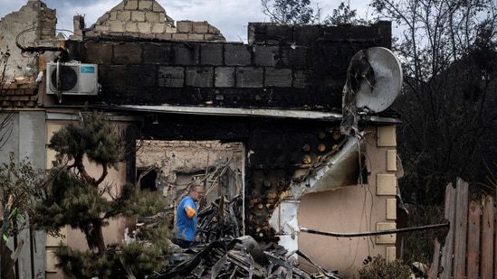 Ukraine's air shield depletes without US interceptors as Russia escalates attack: Ukrainian President Volodymyr Zelenskyy tries to secure more US-made Patriot interceptors as Russia doubles down on air strikes amid a weak defense system #Ukraine #Russia #Zelenskyy #PatriotInterceptors #AirDefense 1 ec6dbefd8035c2b7a897659376dce8a73e10d9b3