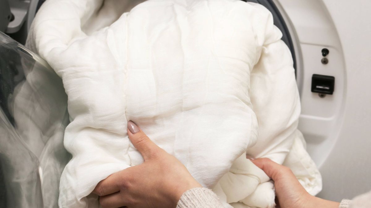 Stop cleaning pillows and duvets in the washing machine when alternative is quick and easy: Duvets and pillows are often the most difficult items to clean at home, but there's a simple method that's better than using the washing machine #HomeCleaning #CleaningTips #DuvetCare #PillowCare #LaundryHacks 1 ed62bd4789e3ce444782aca75b094f4b6a545d13