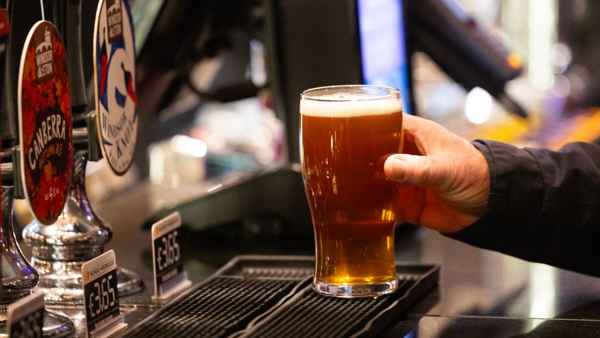 Wetherspoon BANS Meta glasses from all its 800 pubs over privacy fears: The smart glasses feature built-in cameras, speakers, and microphones and let you take photos and record video #Wetherspoon #MetaGlasses #PrivacyConcerns #SmartGlasses #TechnologyNews 1 0197202bfecc0dab3f6737fb316399b16e3b0c2e